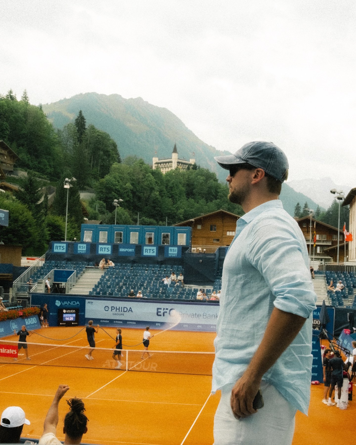 Vilhelm courtside at the Swiss Open in Gstaad